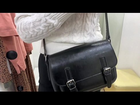 ❤️ Masturbación pública de la joven zorra FeralBerry con un consolador en el probador Video de sexo en es.pornburst.ru ❌️
