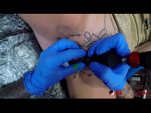 ❤️ Extremadamente tatuado hottie Sully Savage consiguió un tatuaje en su clítoris Video de sexo en es.pornburst.ru ❌️
